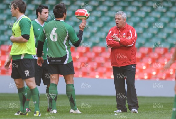 17.03.09 - Wales Rugby Training - Wales head coach, Warren Gatland speaks to Stephen Jones and Gavin Henson during training. 
