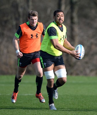 170315 - Wales Rugby Training -Taulupe Faletau gets away from Dan Biggar during training