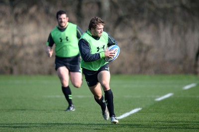 170315 - Wales Rugby Training -Leigh Halfpenny gets away from Aaron Jarvis during training