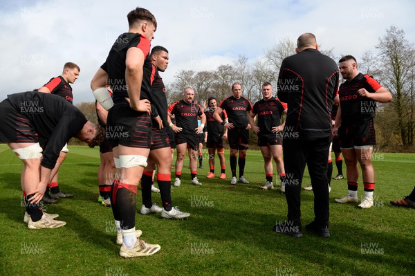 170322 - Wales Rugby Training - Jonathan Humphreys talks to players during training