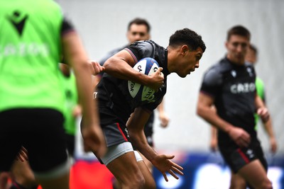 170323 - Wales Rugby Training - Rio Dyer during training