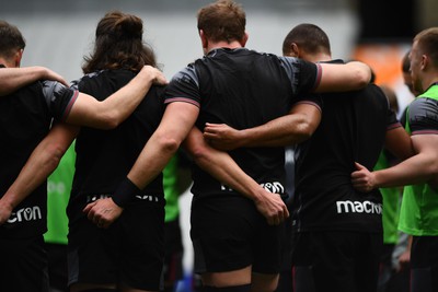 170323 - Wales Rugby Training - Players huddle during training