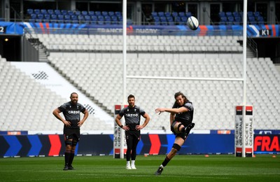 170323 - Wales Rugby Training - Justin Tipuric and Taulupe Faletau and Rhys Webb look on during training