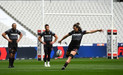 170323 - Wales Rugby Training - Justin Tipuric and Taulupe Faletau and Rhys Webb look on during training