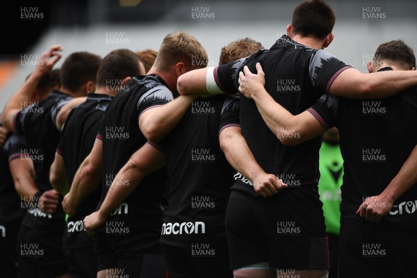 170323 - Wales Rugby Training - Players huddle during training