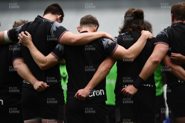 170323 - Wales Rugby Training - Players huddle during training