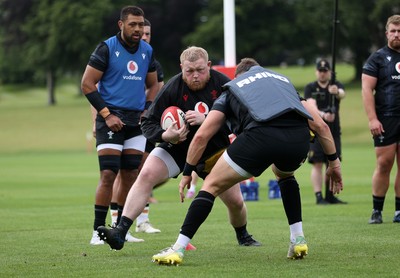 170625 - Wales Rugby Training - Keiron Assiratti during training