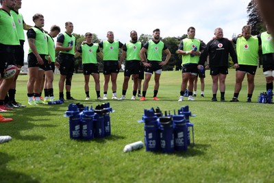 170625 - Wales Rugby Training - Team huddle