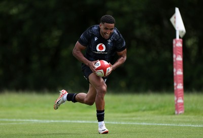 170625 - Wales Rugby Training - Keelan Giles during training
