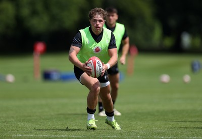 170625 - Wales Rugby Training - Macs Page during training