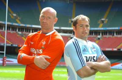 17.08.07 - Wales Rugby - Wales Captain, Gareth Thomas(L) and Felipe Contepomi of Argentina at the Millennium Stadium ahead of their match tomorrow(sat) 