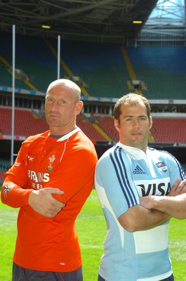 17.08.07 - Wales Rugby - Wales Captain, Gareth Thomas(L) and Felipe Contepomi of Argentina at the Millennium Stadium ahead of their match tomorrow(sat) 