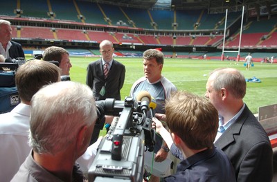 17.08.07 - Wales Rugby Training - Wales Coach, Gareth jenkins talks to the media 