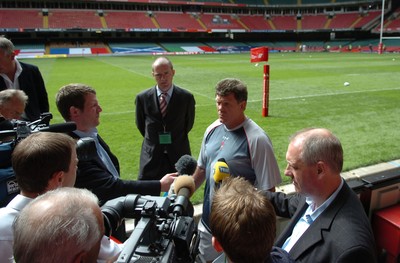 17.08.07 - Wales Rugby Training - Wales Coach, Gareth jenkins talks to the media 