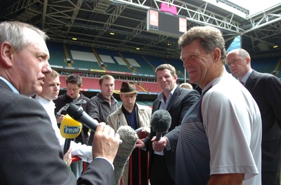 17.08.07 - Wales Rugby Training - Wales Coach, Gareth jenkins talks to the media 