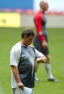 17.08.07 - Wales Rugby Training - Wales Coach, Gareth Jenkins during training 