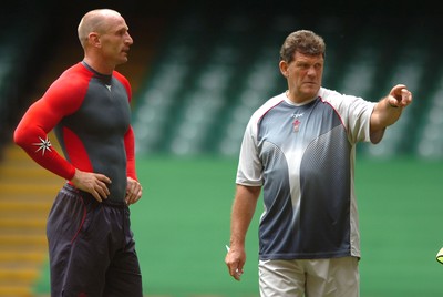 17.08.07 - Wales Rugby Training - Wales Coach, Gareth Jenkins(R) talks to his captain, gareth Thomas during training 