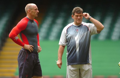 17.08.07 - Wales Rugby Training - Wales Coach, Gareth Jenkins(R) talks to his captain, gareth Thomas during training 