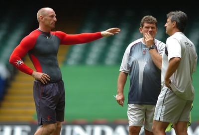 17.08.07 - Wales Rugby Training - Wales Captain, Gareth Thomas talks to Coach, Gareth Jenkins(C) and his Assistant, Nigel Davies during training 