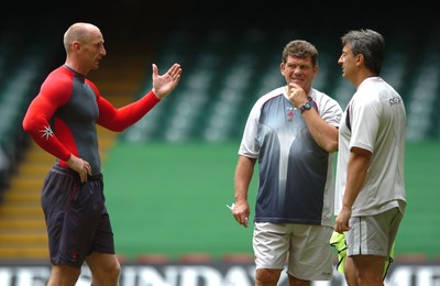 17.08.07 - Wales Rugby Training - Wales Captain, Gareth Thomas talks to Coach, Gareth Jenkins(C) and his Assistant, Nigel Davies during training 