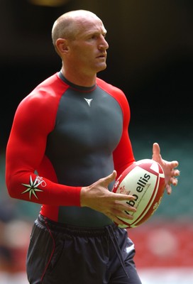 17.08.07 - Wales Rugby Training - Wales Captain, Gareth Thomas in action during training 