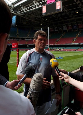 17.08.07 - Wales Rugby Wales coach Gareth Jenkins speaks to the media ahead of his side's clash against Argentina on Saturday 