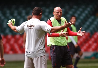 17.08.07 - Wales Rugby Wales captain Gareth Thomas chats to defence coach Rowland Phillips during a training session ahead of his side's clash against Argentina on Saturday 