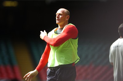 17.08.07 - Wales Rugby Wales captain Gareth Thomas takes part in a training session ahead of his side's clash against Argentina on Saturday 