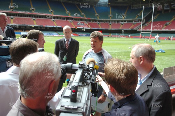 17.08.07 - Wales Rugby Training - Wales Coach, Gareth jenkins talks to the media 