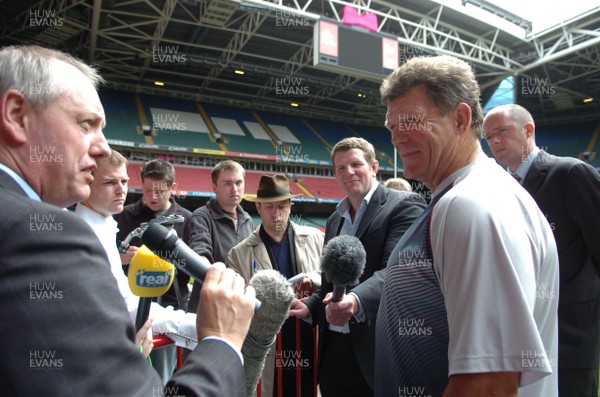 17.08.07 - Wales Rugby Training - Wales Coach, Gareth jenkins talks to the media 