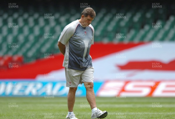 17.08.07 - Wales Rugby Training - Wales Coach, Gareth Jenkins during training 