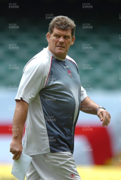 17.08.07 - Wales Rugby Training - Wales Coach, Gareth Jenkins during training 