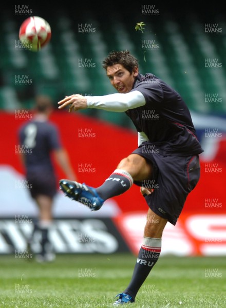 17.08.07 - Wales Rugby Training - James Hook in action during training 