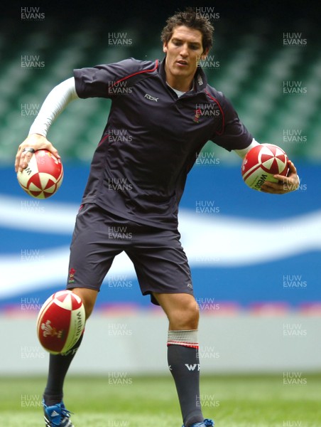 17.08.07 - Wales Rugby Training - James Hook in action during training 