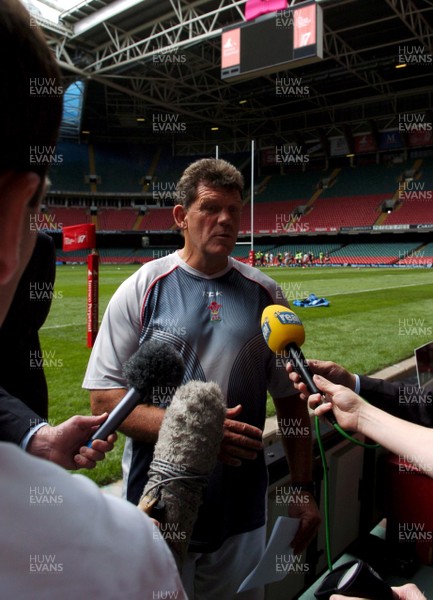 17.08.07 - Wales Rugby Wales coach Gareth Jenkins speaks to the media ahead of his side's clash against Argentina on Saturday 