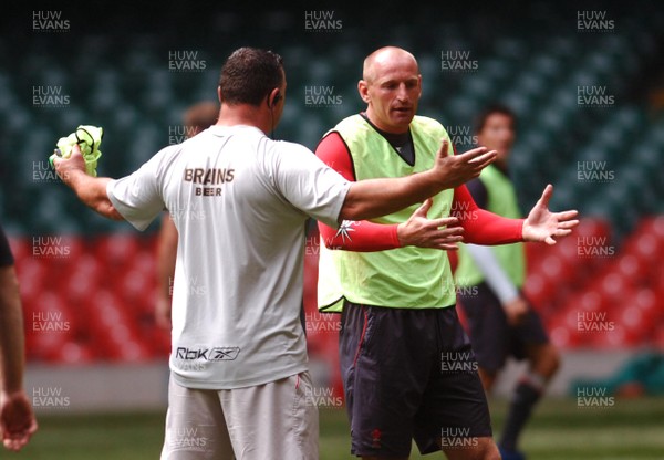 17.08.07 - Wales Rugby Wales captain Gareth Thomas chats to defence coach Rowland Phillips during a training session ahead of his side's clash against Argentina on Saturday 