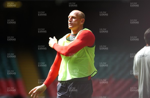 17.08.07 - Wales Rugby Wales captain Gareth Thomas takes part in a training session ahead of his side's clash against Argentina on Saturday 