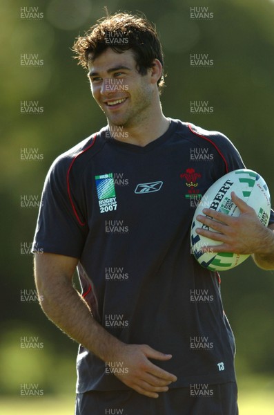 17.09.07 - Wales Rugby Training - Mike Phillips in action during training 