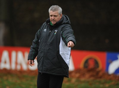 17.11.08 - Wales Rugby Training - Wales Coach, Warren Gatland makes a point during training. 