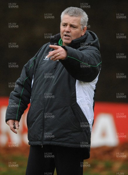 17.11.08 - Wales Rugby Training - Wales Coach, Warren Gatland makes a point during training. 