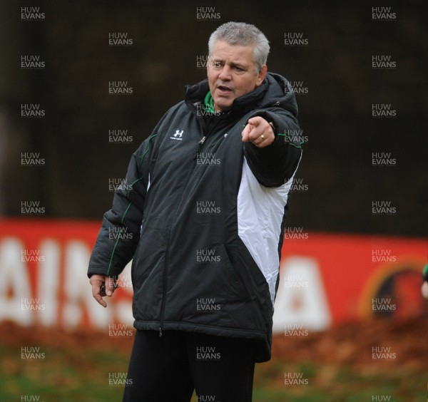 17.11.08 - Wales Rugby Training - Wales Coach, Warren Gatland makes a point during training. 
