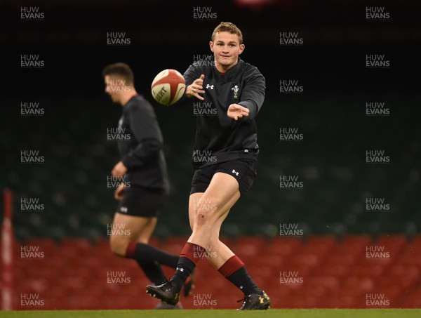 171117 - Wales Rugby Training - Hallam Amos during training