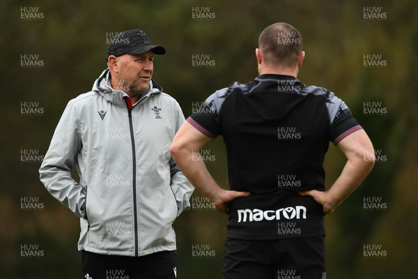 171122 - Wales Rugby Training - Wayne Pivac and Ken Owens during training