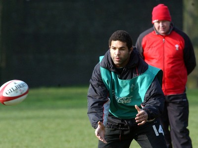 180203 - Wales Rugby Training - Under fire Welsh captain Colin Charvis is watched over by team coach Steve Hansen