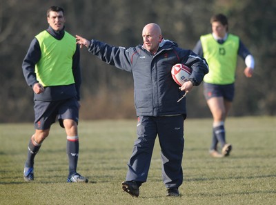 18.02.08 - Wales Rugby Training - Wales Defence coach, Shaun Edwards makes a point during training 