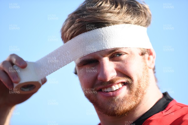 180221 - Wales Rugby Training - Aaron Wainwright during training