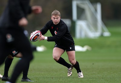 180226 - Wales Rugby Training ahead of their 6 Nations game against Scotland - Sam Costelow during training