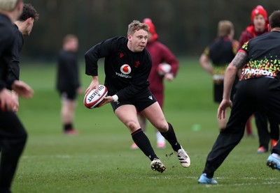 180226 - Wales Rugby Training ahead of their 6 Nations game against Scotland - Sam Costelow during training