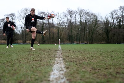 180226 - Wales Rugby Training ahead of their 6 Nations game against Scotland - Sam Costelow during training