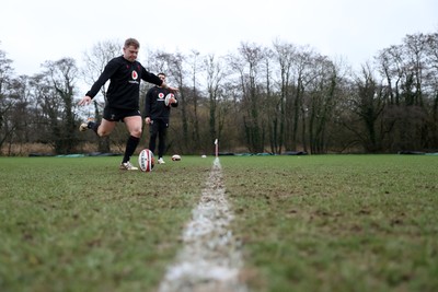 180226 - Wales Rugby Training ahead of their 6 Nations game against Scotland - Sam Costelow during training